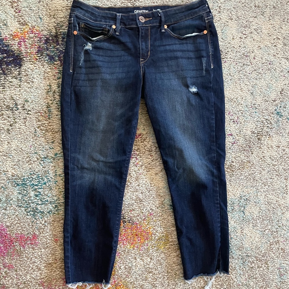 Levi’s Womens size 7, Distressed jeans straight